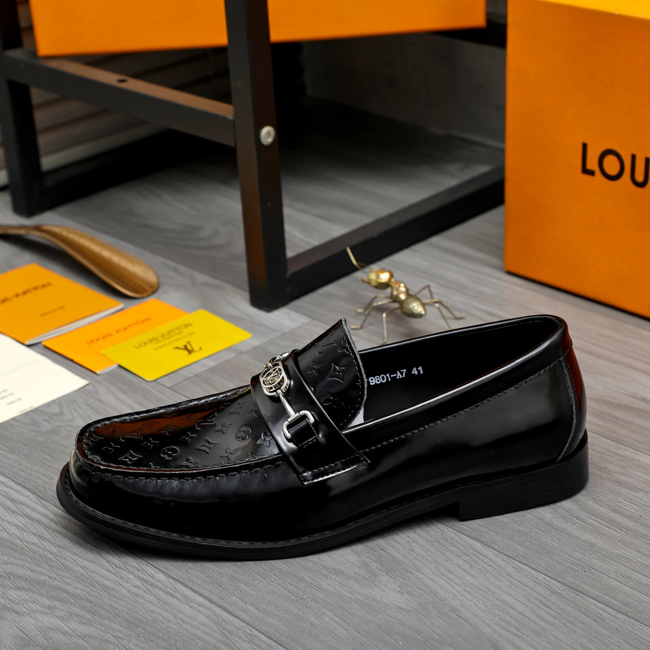 Men's shoes 💰p460 Product trademark: LV (Louis Vuitton) business slip-on leather shoes. Regular size: 38-45 (45 is custom-made and non-returnable) Product materials: Selected high-quality pearlescent embossed cowhide upper, cowhide lining, original rubber outsole